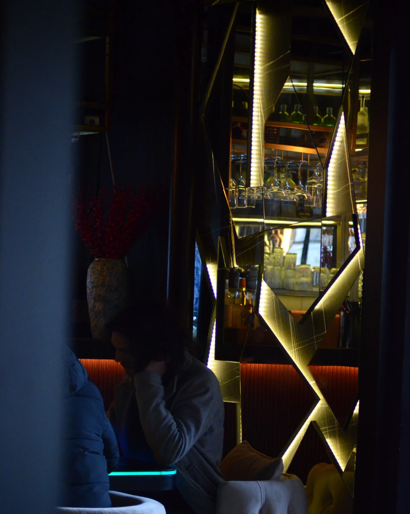 Spiegelflächen und beleuchtete Metalllinien in der Lounge