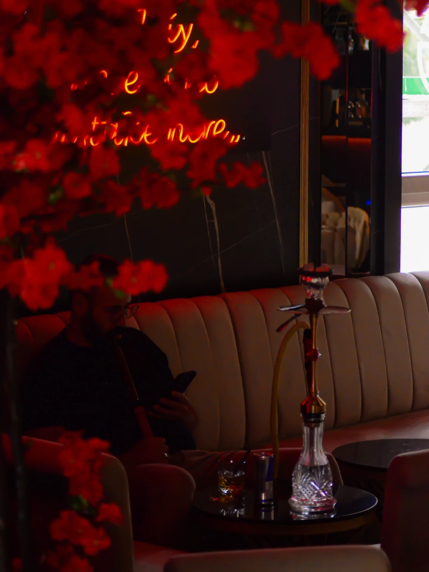 Rote Blüten und ein Sitzbereich mit Shisha