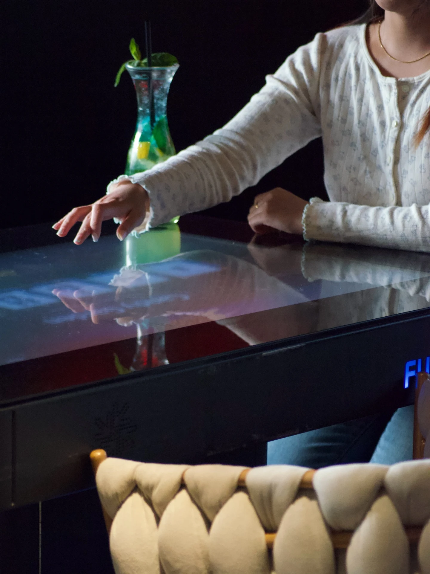Gast am interaktiven Tisch der Lounge