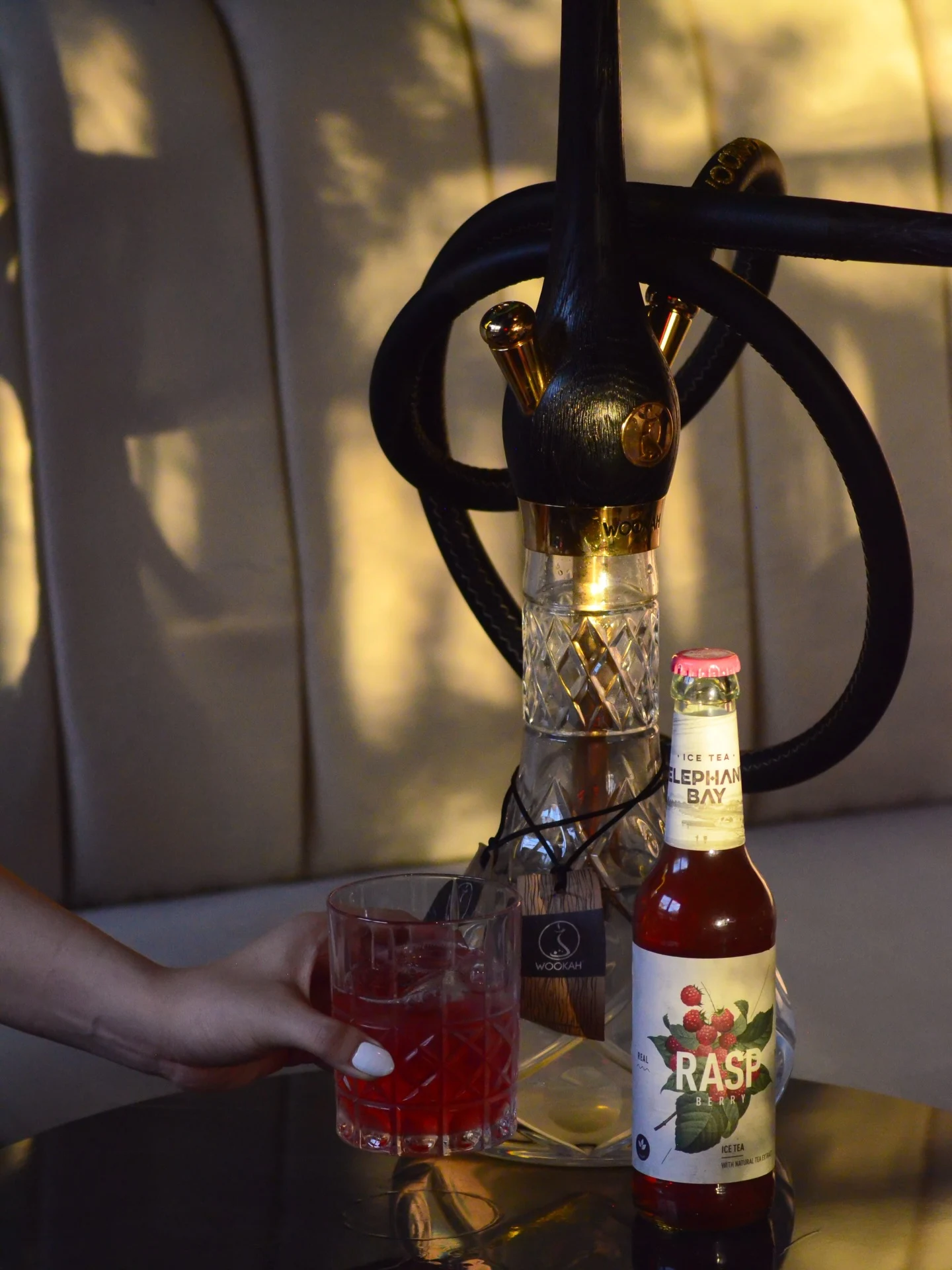 Ein Drink am Tisch