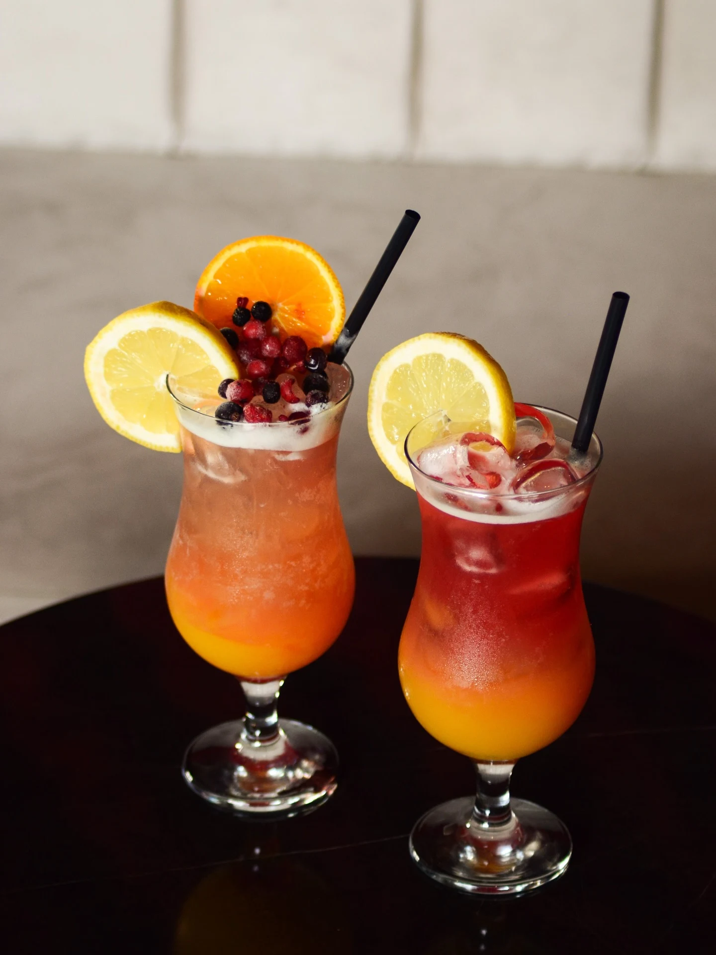 Zwei fruchtige Cocktails mit Zitrusfrüchten im Zenzasian