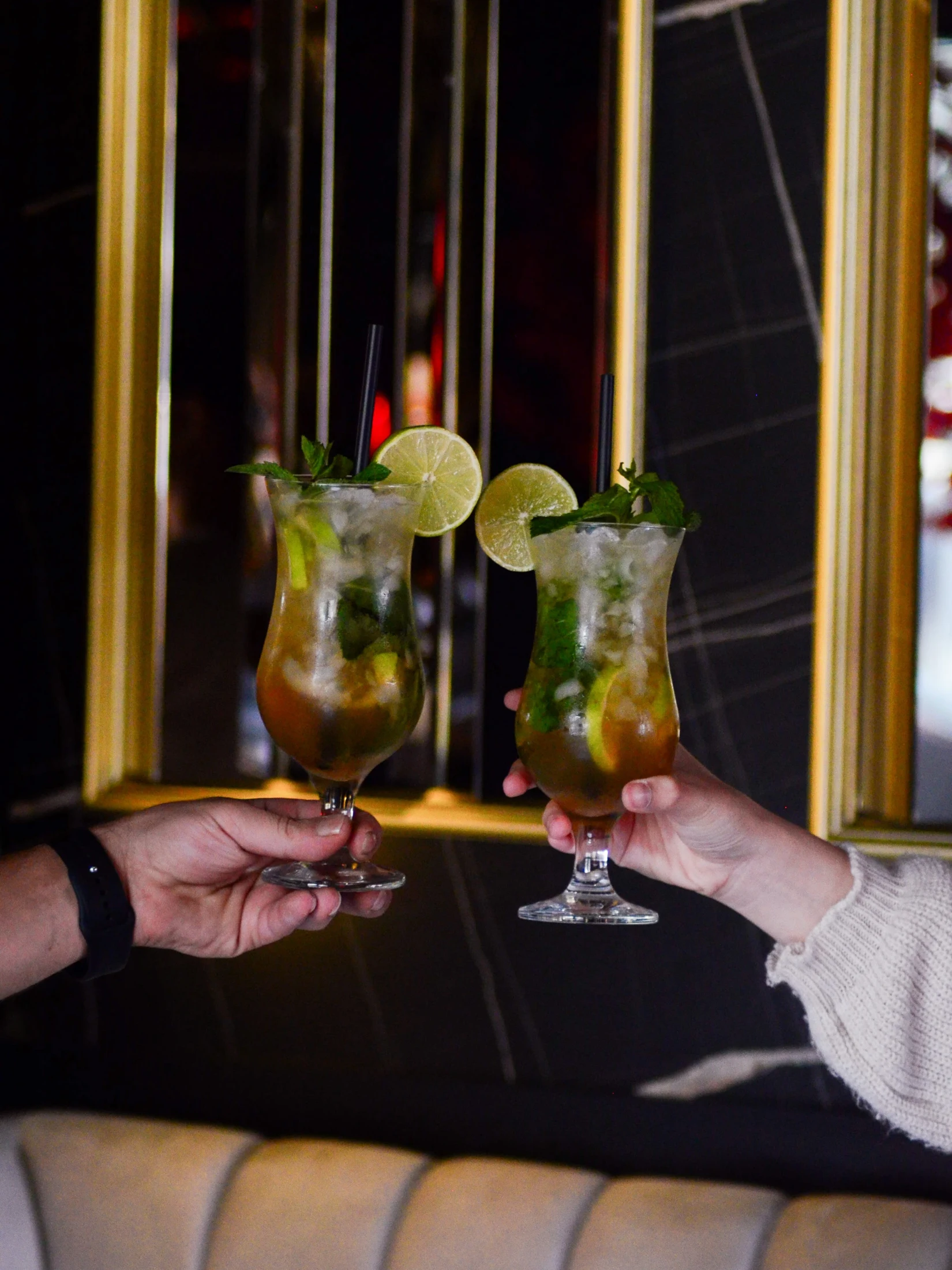 Frische Limetten-Minz-Cocktails auf dem Tisch im Zenzasian