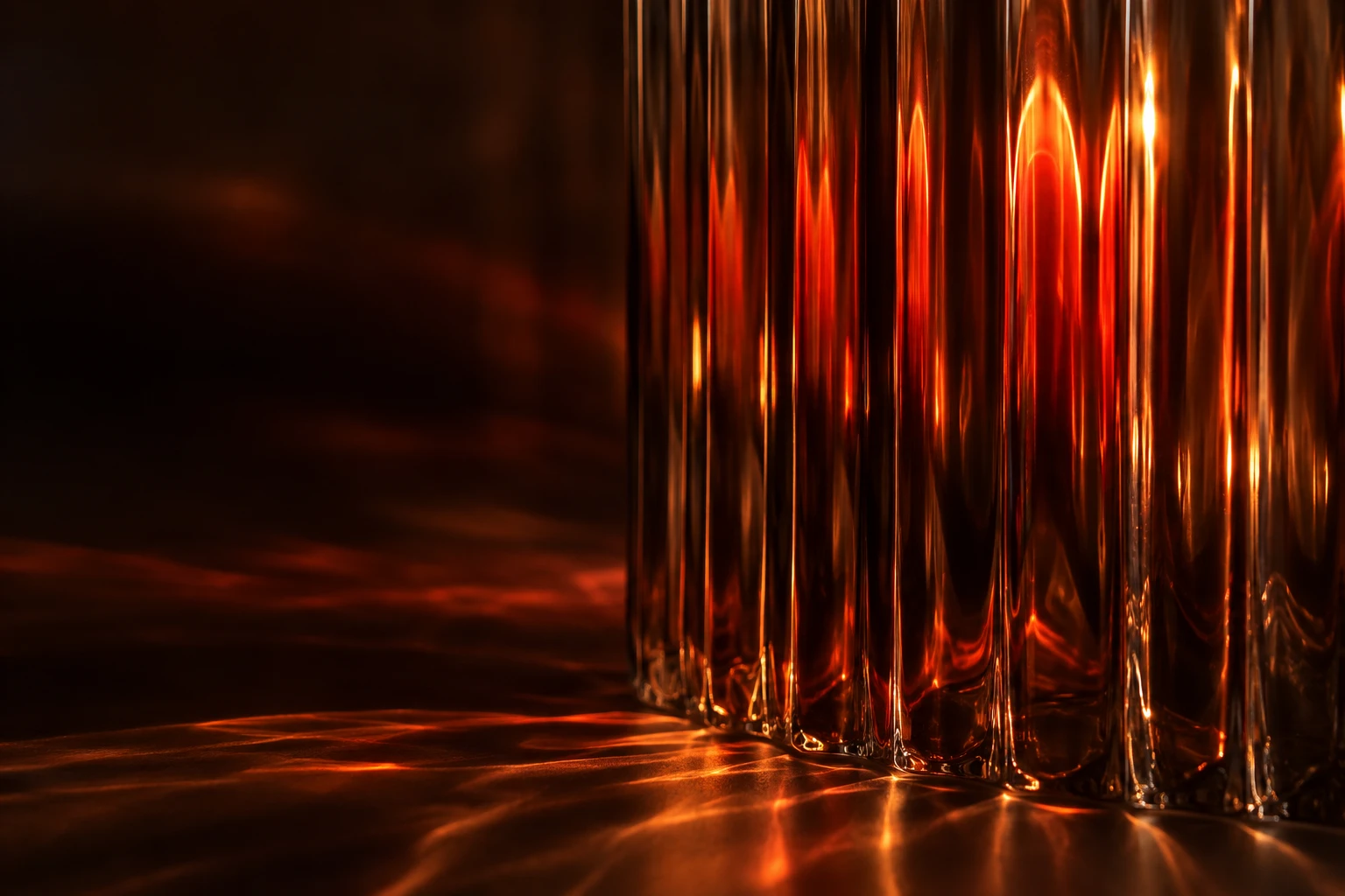 Abstrakte Lichtbrechung in Glas, KI-Materialstudie